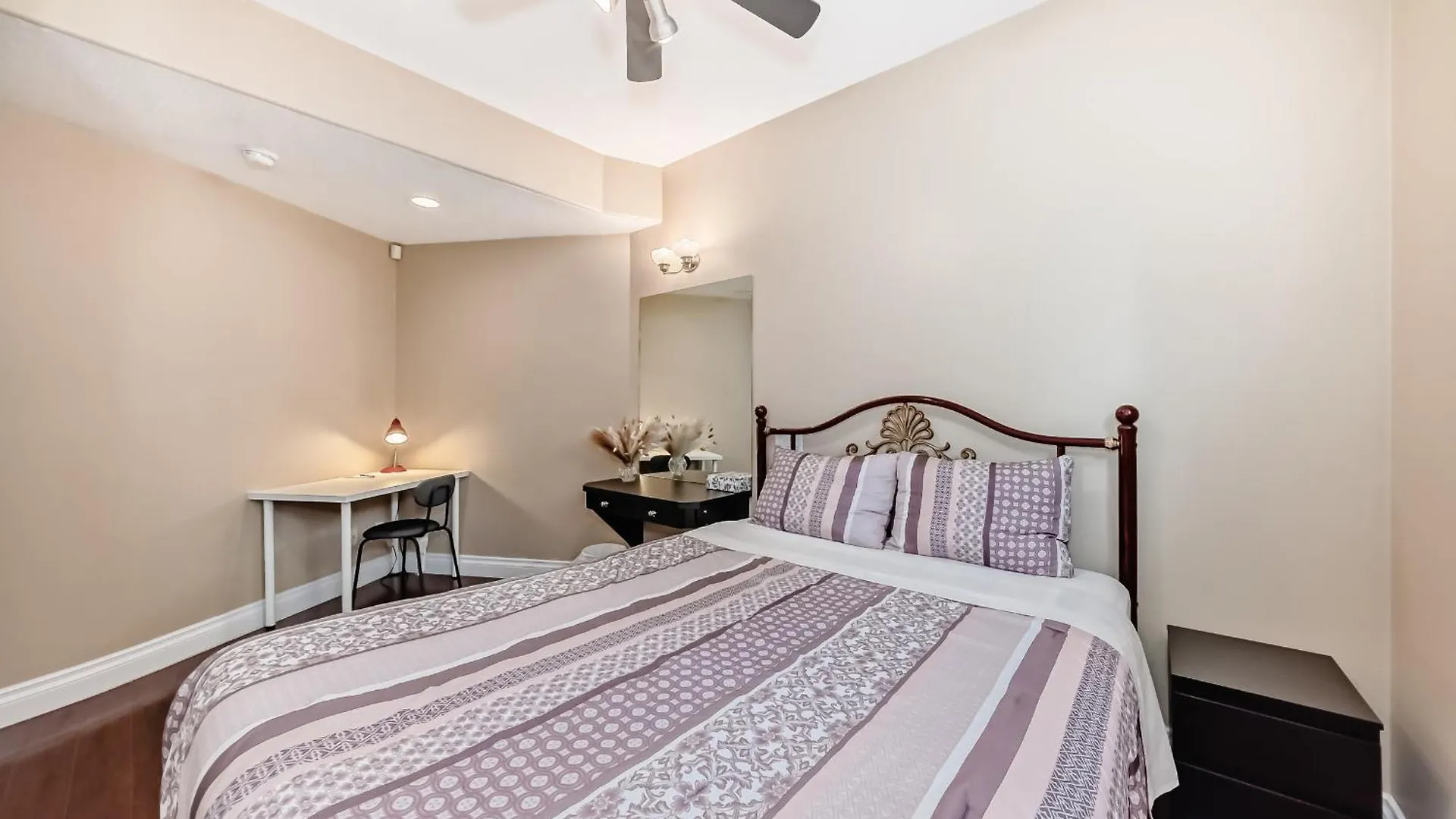 Cozy Two Bedrooms With External Bathroom Just For You Calgary Homestay