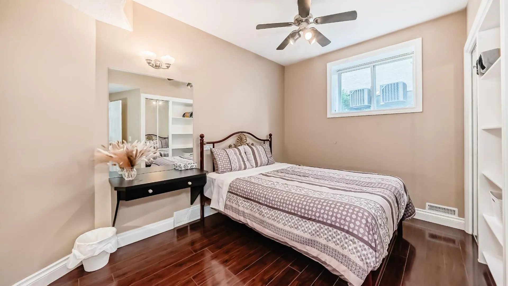 Cozy Two Bedrooms With External Bathroom Just For You Calgary